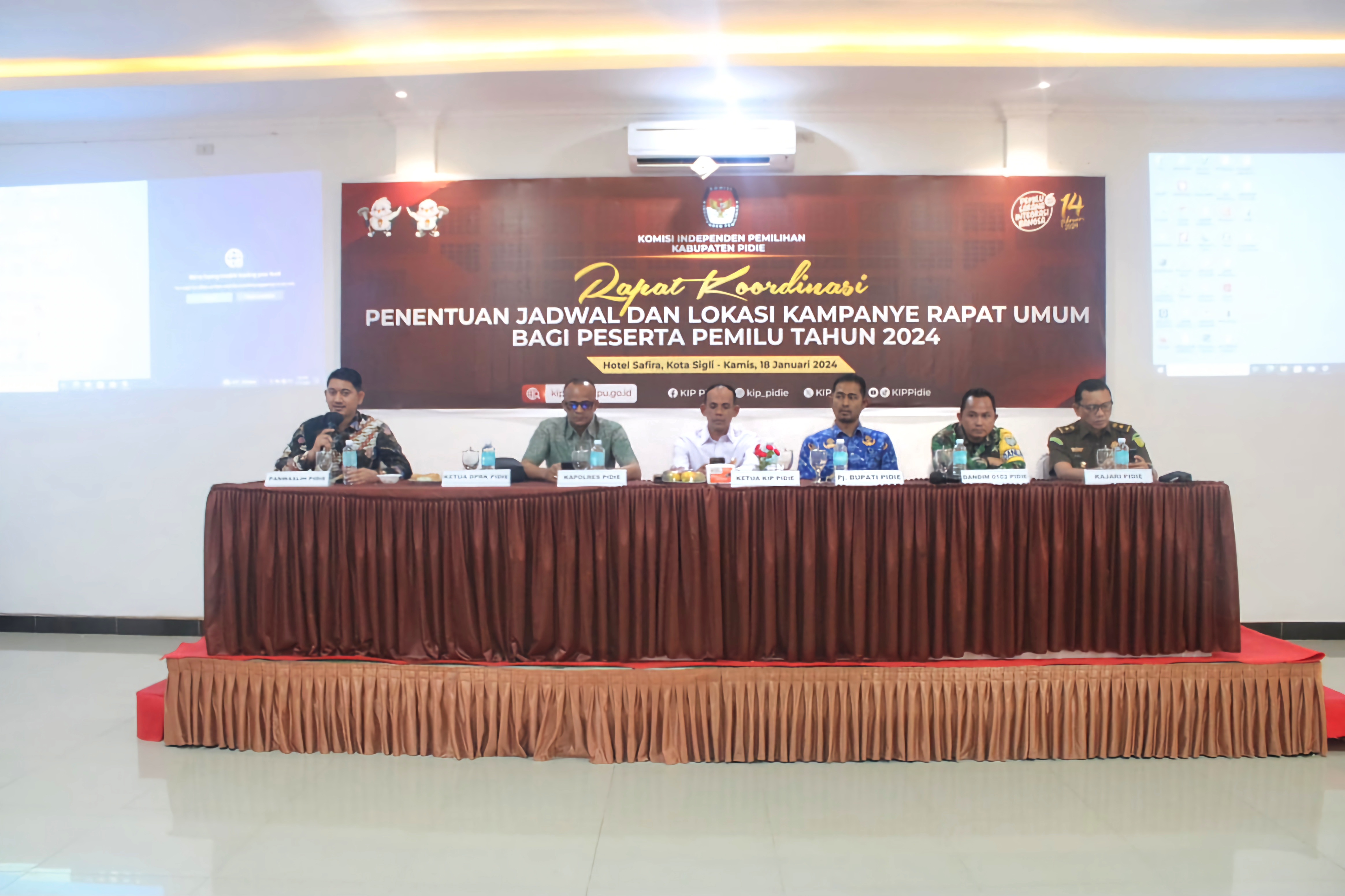 Ketua Panwaslih Kabupaten Pidie Muhammad Rizal, S.H. (kiri) sampaikan arahan dan imbauan pada Rakor Penentuan Jadwal dan Lokasi Kampaye Rapat Umum di Aula Safira Hotel Sigli (18/01/2024)