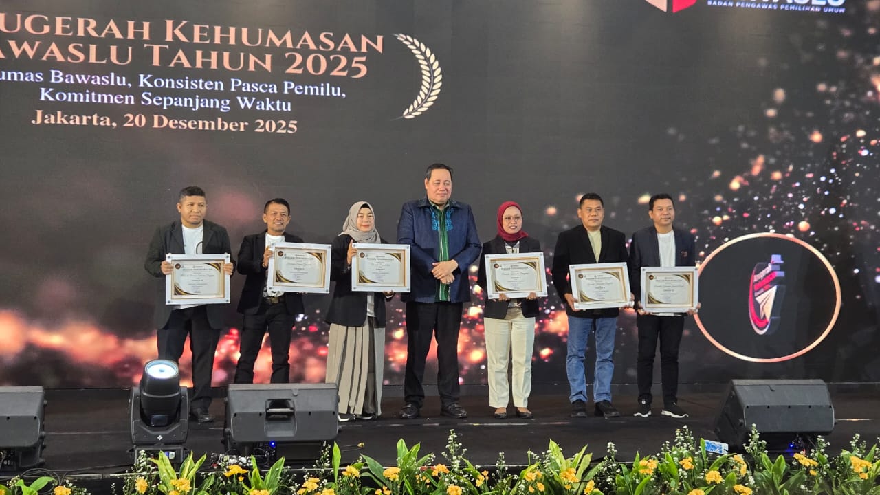 Bawaslu Provinsi Menerima Piagam Penghargaan di ajang Humas Award Bawaslu 2025 