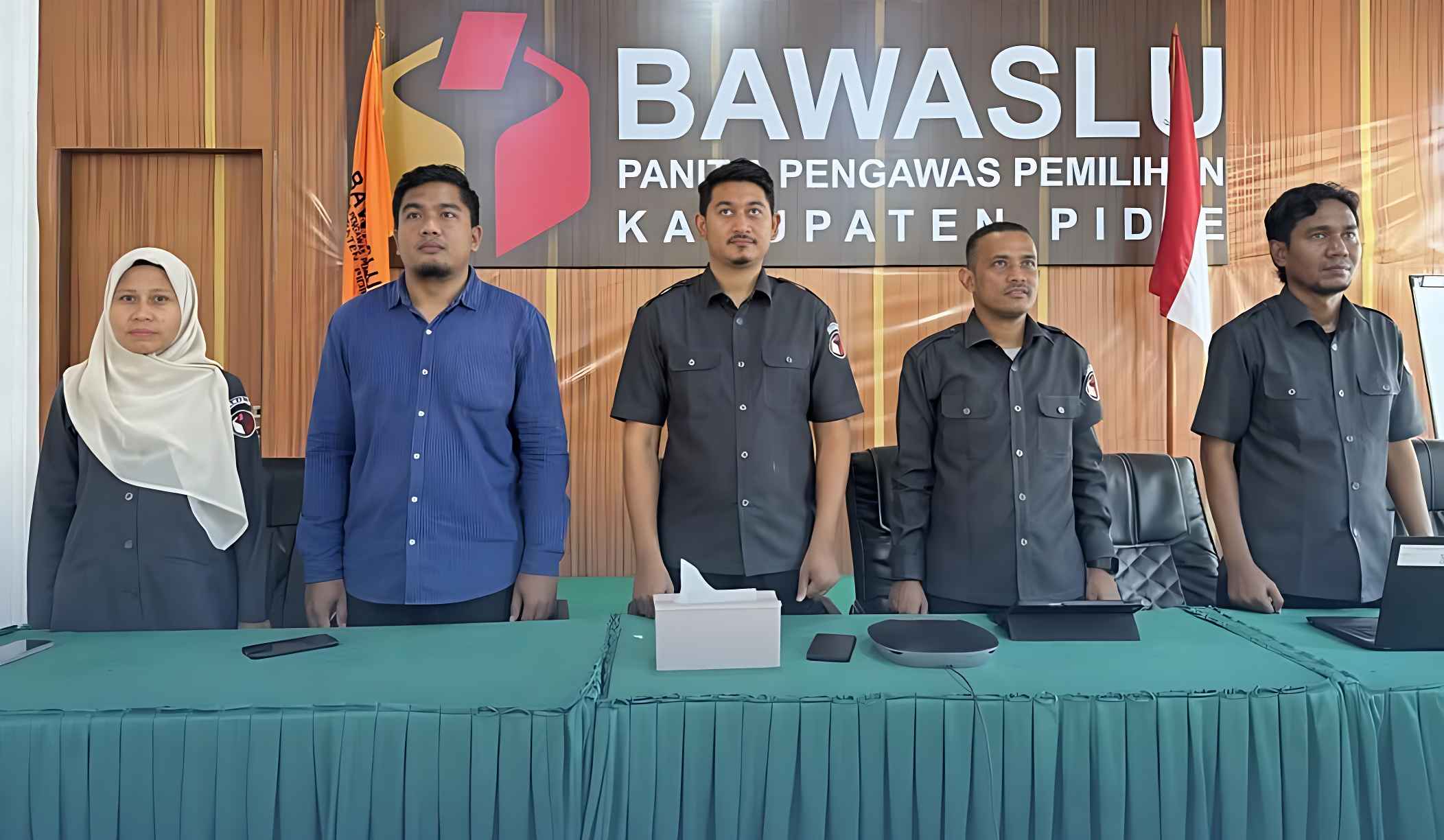 Pimpinan Bawaslu beserta jajaran Sekretariat Panwaslih Kabupaten Pidie mengikuti Kick Off P2P tahun 2026 Secara daring pada Selasa, (12 Mei 2026).