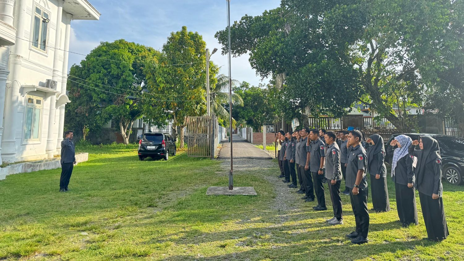 Jajaran Bawaslu kabupaten Pidie melaksanakan Apel pagi Senin, [6 April 2026].