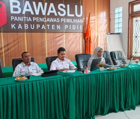 Pimpinan Panwaslih Kabupaten Pidie menjadi narasumber dalam diskusi daring pendidikan pengawasan partisipatif Panwaslih Provinsi Aceh [19 November 2025]