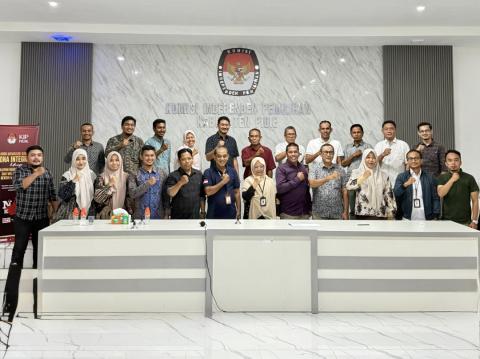 Foto bersama Panwaslih Kabupaten Pidie dan KIP Kabupaten Pidie usai rapat koordinasi