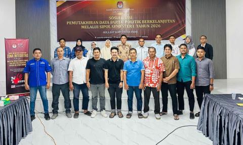 Bawaslu, KIP dan pengurus partai melakukan sesi foto bersama setelah kegiatan berlangsung