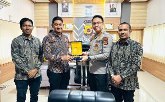 Menyerahkan plakat, piagam penghargaan kepada Kapolres Pidie