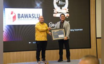 Penganugerahan Kepada Bawaslu RI Sebagai Lembaga Penyelenggara Pemilu Paling Terpercaya diterima oleh Kepala Biro Kepala Biro Hukum dan Humas Bawaslu RI, Agung Bagus Gede Bhayu Indraatmaja. 