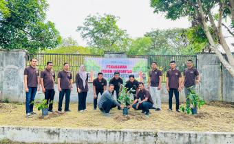 Pimpinan Bawaslu kabupaten Pidie melaksanakan penanaman pohon integritas