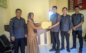 Penyerahan Piagam Penghargaan oleh Panwaslih Kabupaten Pidie di Kecamatan dalam Wilayah Kabupaten Pidie, Rabu (30/7/2025)