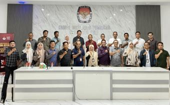 Foto bersama Panwaslih Kabupaten Pidie dan KIP Kabupaten Pidie usai rapat koordinasi
