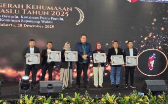 Bawaslu Provinsi Menerima Piagam Penghargaan di ajang Humas Award Bawaslu 2025 