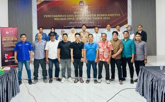 Bawaslu, KIP dan pengurus partai melakukan sesi foto bersama setelah kegiatan berlangsung